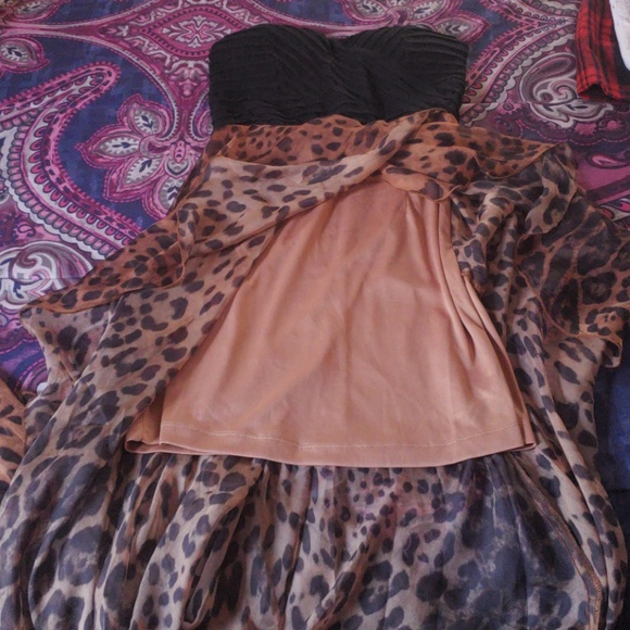 Mid length dress with long flowy trim in the back - Picture 4 of 4